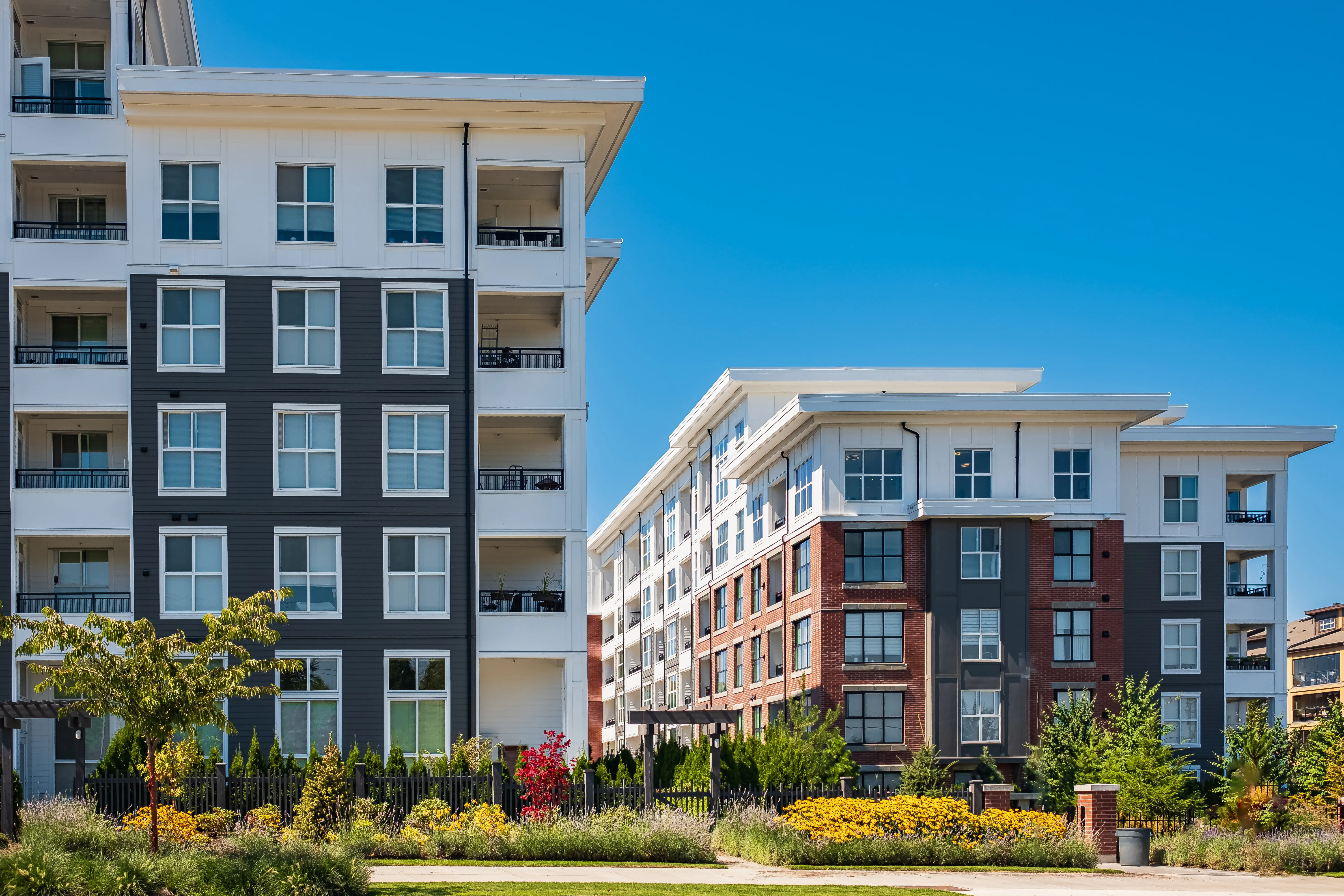 Immeuble résidentiel collectif moderne avec façades contemporaines et espaces verts paysagers